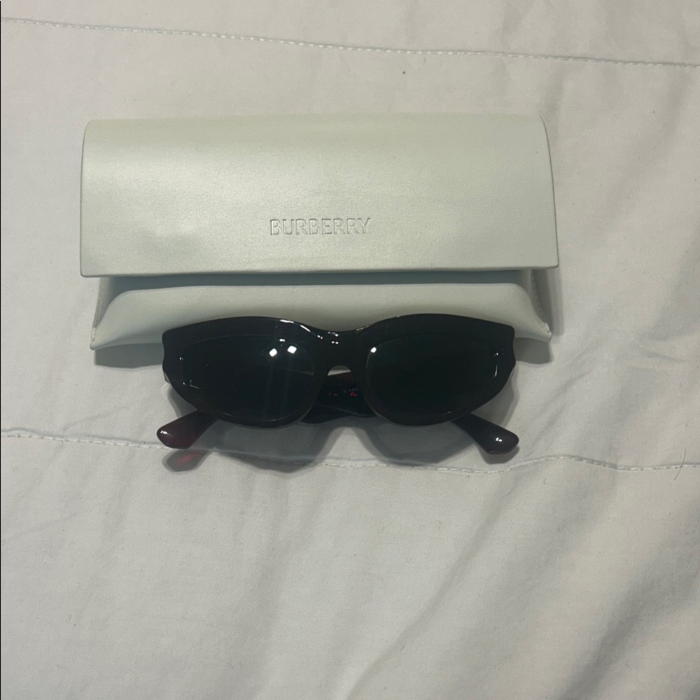 Burberry Black Cat-Eye Sunglasses with White Case
